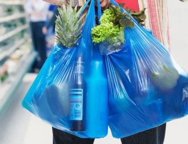 Τα διπλά θα κοστίζει η πλαστική σακούλα στην Βρετανία- Σχεδιάζεται αύξηση στο περιβαλλοντικό τέλος